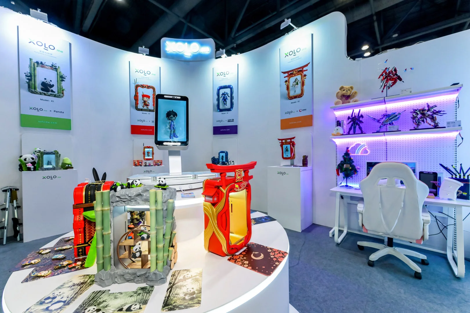 XOLOme 品牌首发展位全景，展示全息设备、联名产品与互动空间